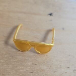 1/5$ 4/15$ 6/20$ Barbie Yellow Sunglasses